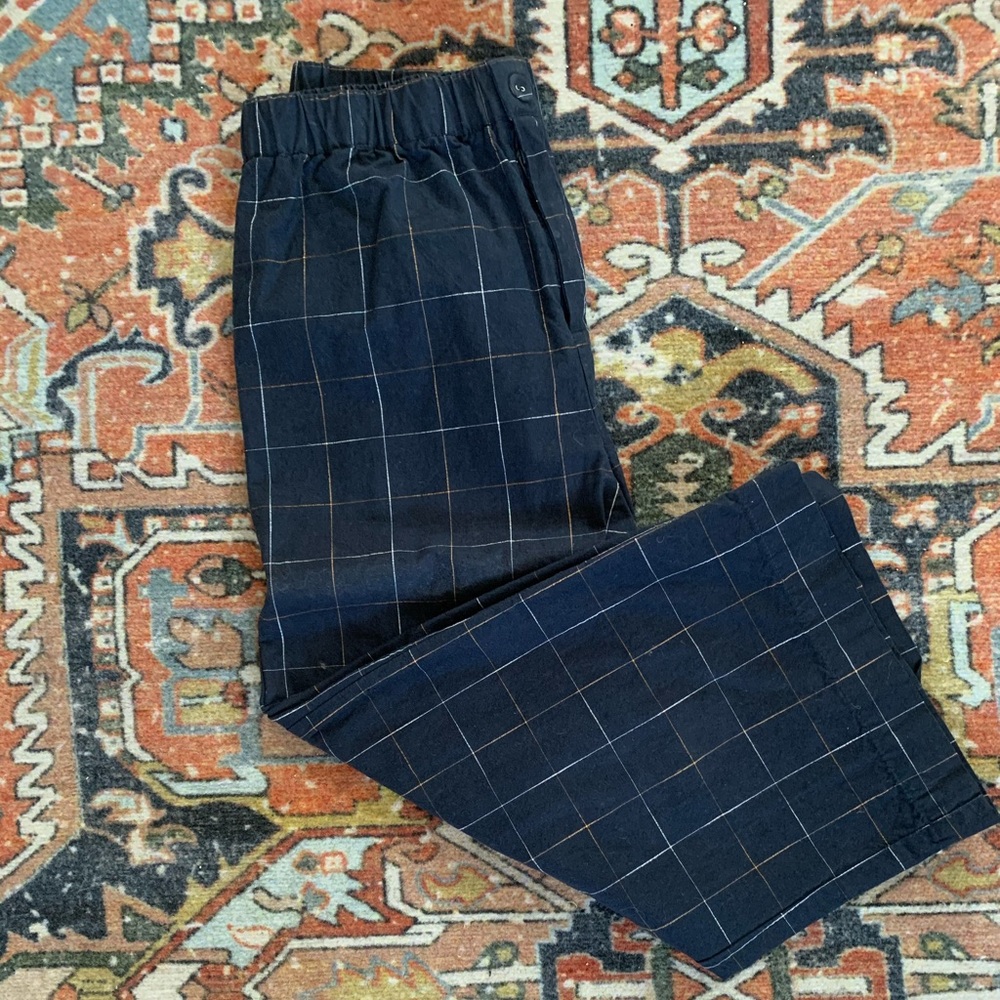 Pinstripe wide leg cropped pants.